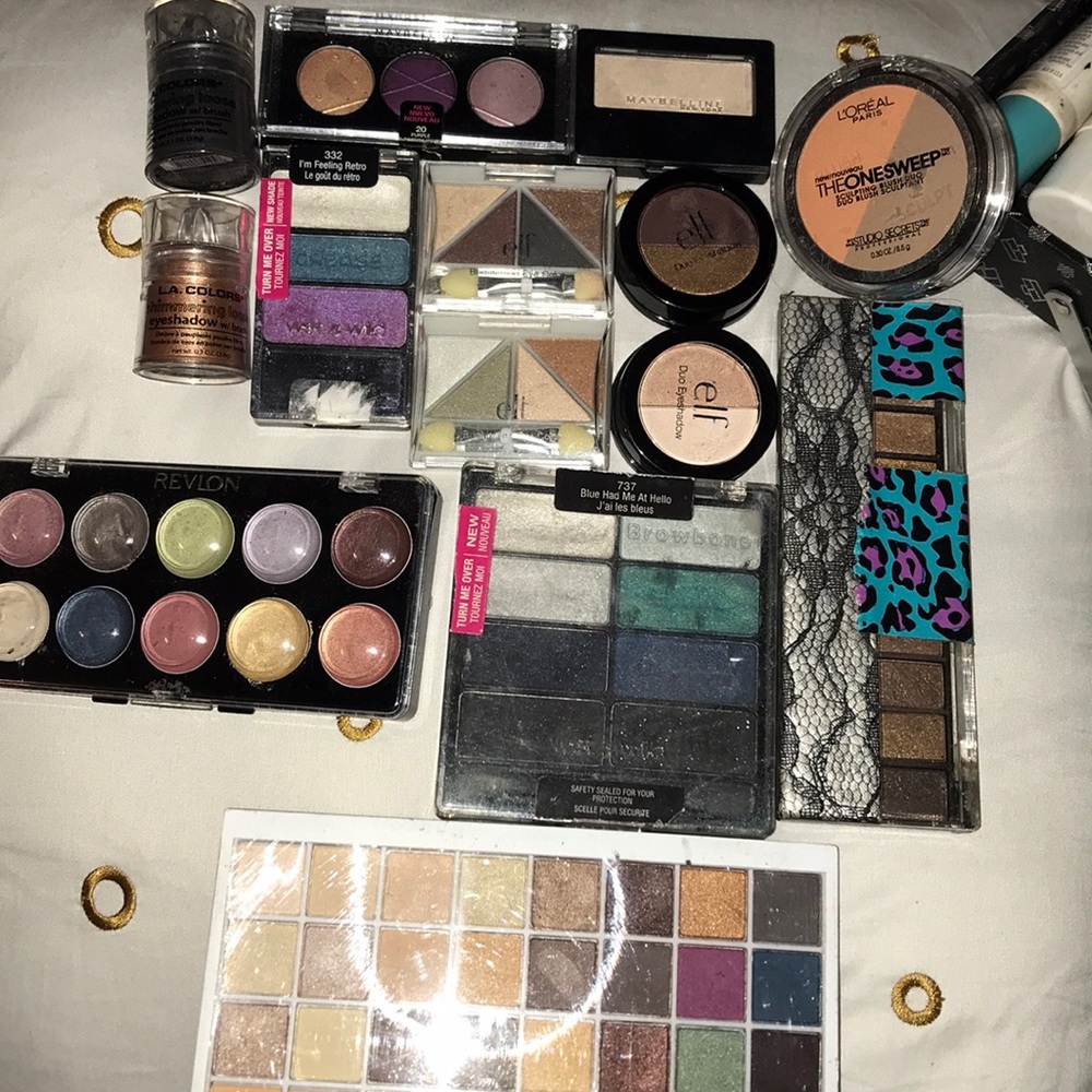 13 eyeshadow pallets and 1 blush/bronzer!!